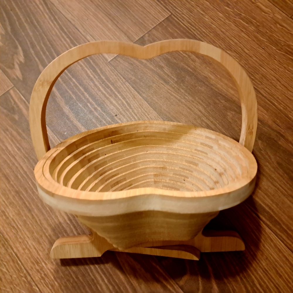 Adorable Vtg. Heart Shaped Collapsable Wood Nuts/Fruit  Bowl W/Stand 12 "